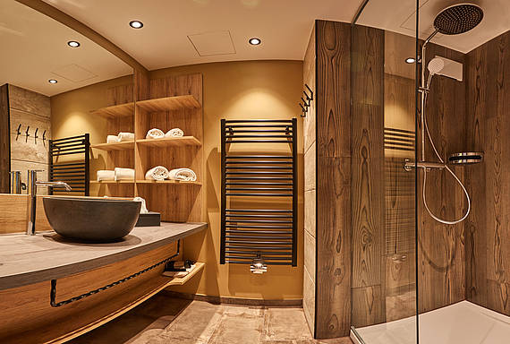 Modernes Duschbad im Superiorzimmer